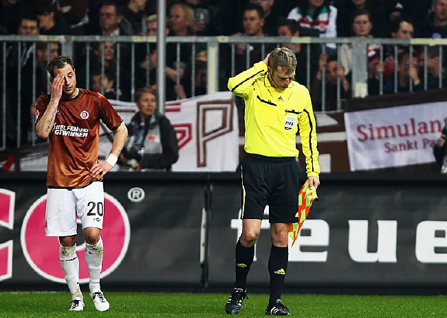 c7娱乐官网- 圣保利极端球迷组织被罚，看台空置三场  